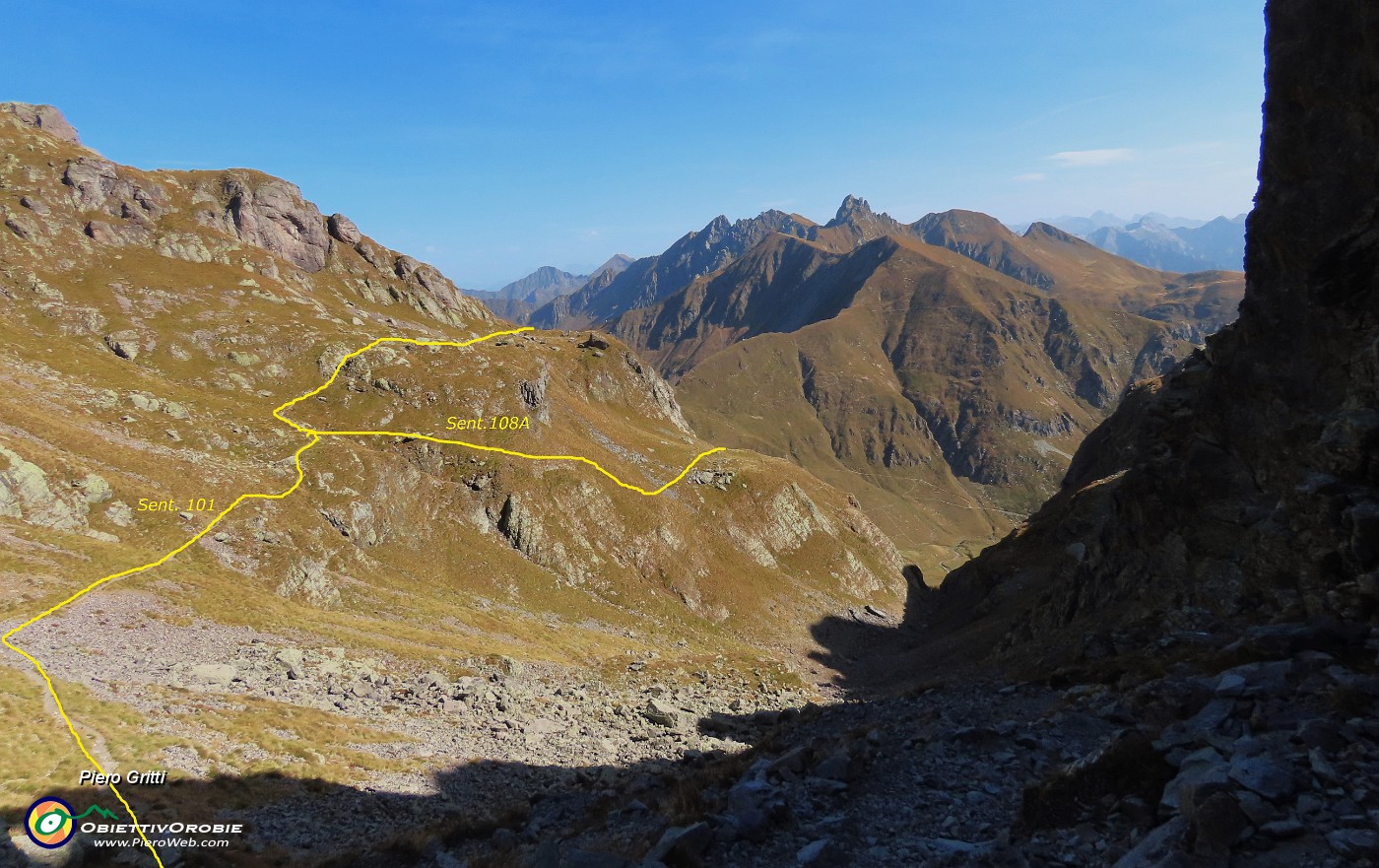 20 Sguardo sul percorso seguito per giungere alla Bocchetta di Val Pianella (2210 m).JPG